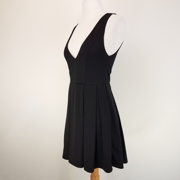 Tobi Dresses & Skirts - Tobi Black V-Neck A-line Mini Dress Sleeveless S